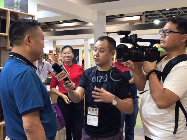 华莱黑茶香港参展记录点点滴滴，华莱公司董事长，今天再次亲临香